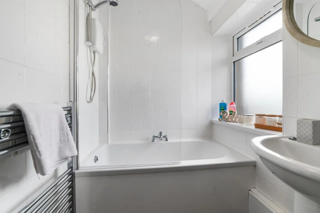 Village Cwtch Whitchurch 2 Bedroom Apartment Cardiff 0*,  United Kingdom